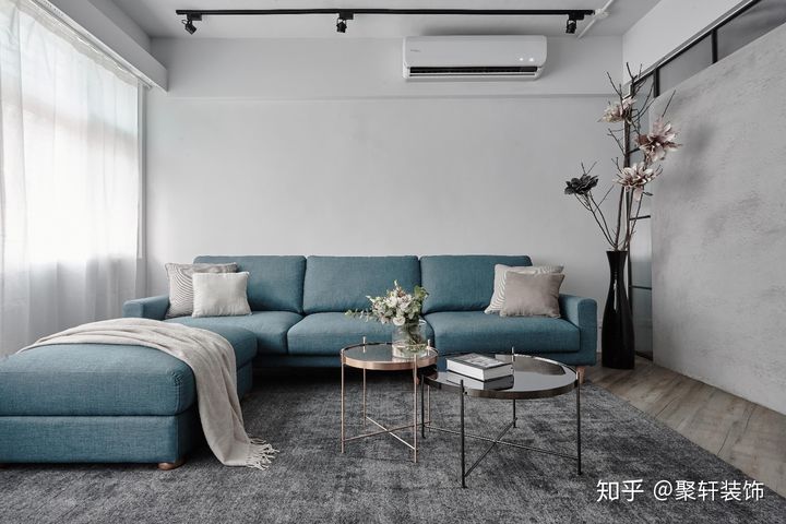 Ghế sofa màu xanh là nhân vật chính trong căn phòng